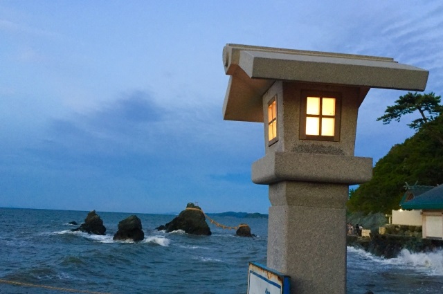 海辺の灯籠